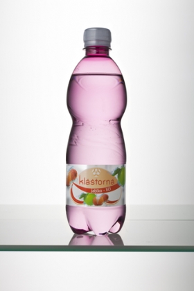 Ochutená pramenitá voda Kláštorná jablko-liči 0,5 l