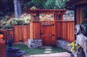 Záhradná brána a drevené oplotenie 105