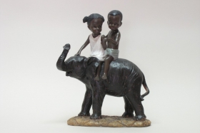 Soška černošské deti na slonovi