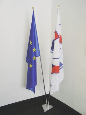 Interiérový kovový stojan na vlajky