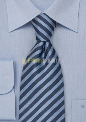 Úzka kravata s modrým pruhovaním