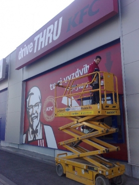 Reklamné lepenie výkladov, tabúľ a billboardov