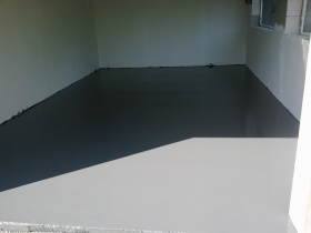 Priemyselné podlahy - liate a stierkové podlahy garáží 