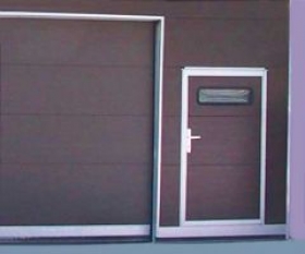 Dveře ve fasádě