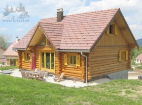 Výroba zrubových, drevených domov z guľatinového a dvojstranne rezaného masívu.